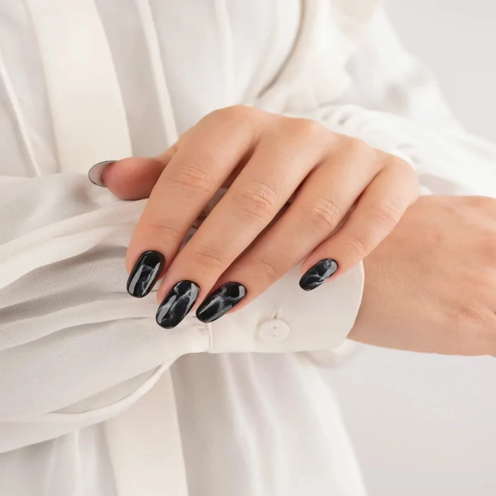 Unghie effetto marmo: come realizzare le Marble Nails